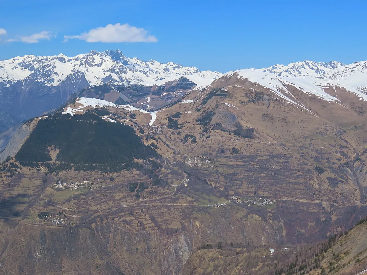 Auris en Oisans, France. Photo: Rémih (CC BY-SA 4.0); resized and converted to WebP.