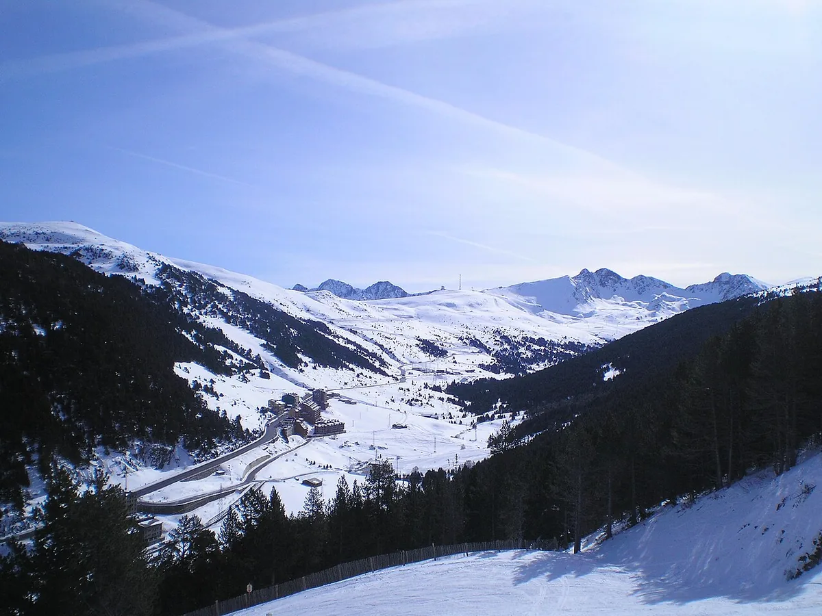Bordes d'Envalira, Andorra. Photo: Carlos Delgado (CC BY-SA 3.0); resized and converted to WebP.