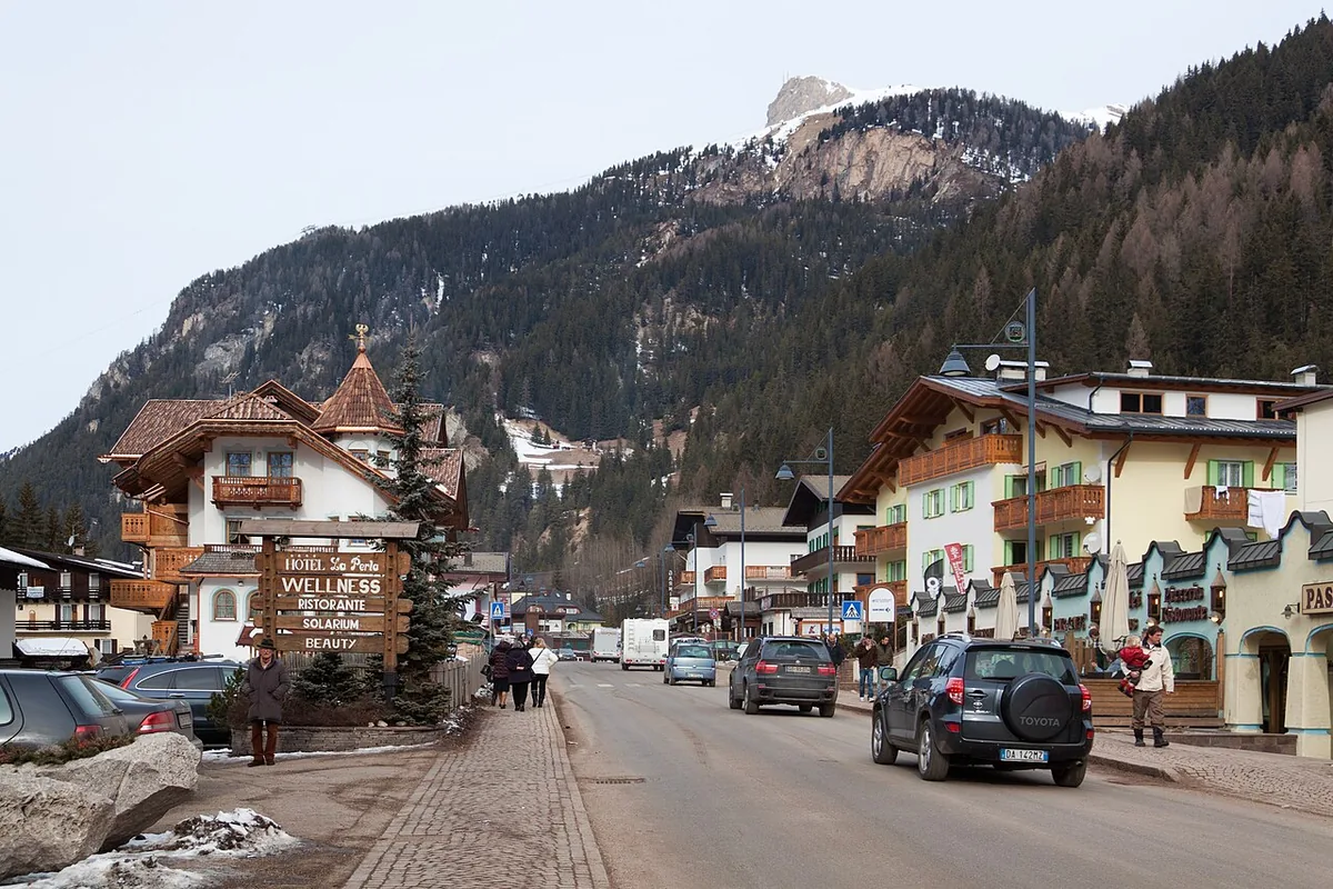 Canazei, Italy. Photo: Dmitry A. Mottl (CC BY-SA 3.0); resized and converted to WebP.