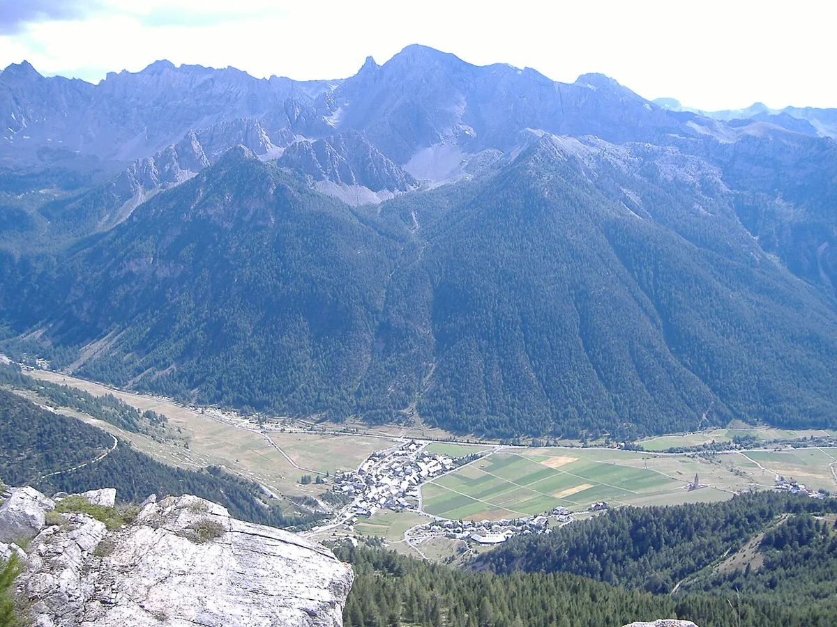 Ceillac, France. Photo: TrueNicoco (CC BY-SA 3.0); resized and converted to WebP.