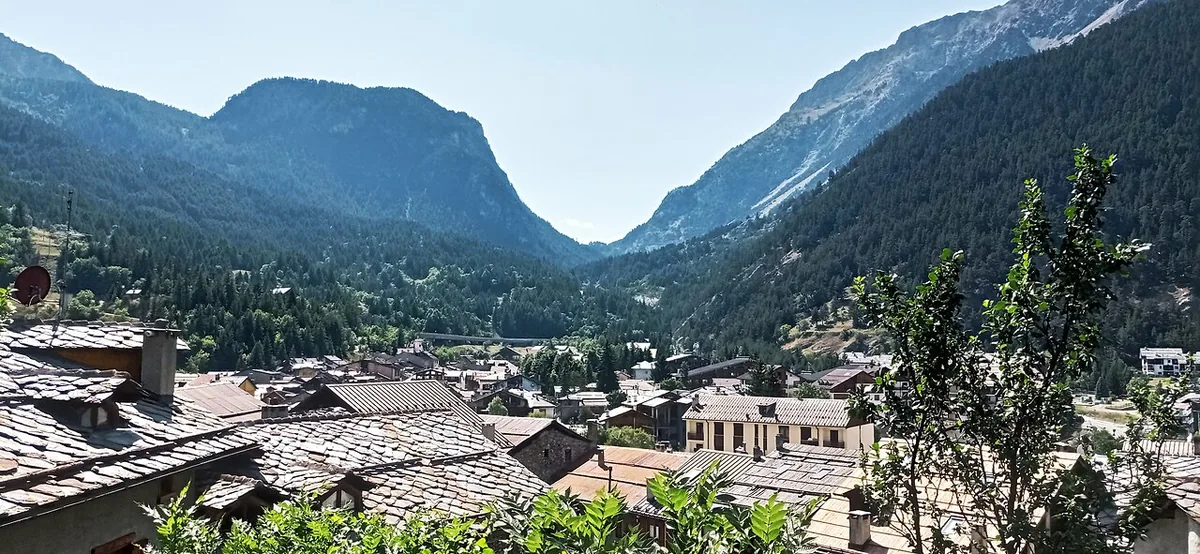 Cesana Torinese, Italy. Photo: Hairless Heart (CC BY-SA 4.0); resized and converted to WebP.