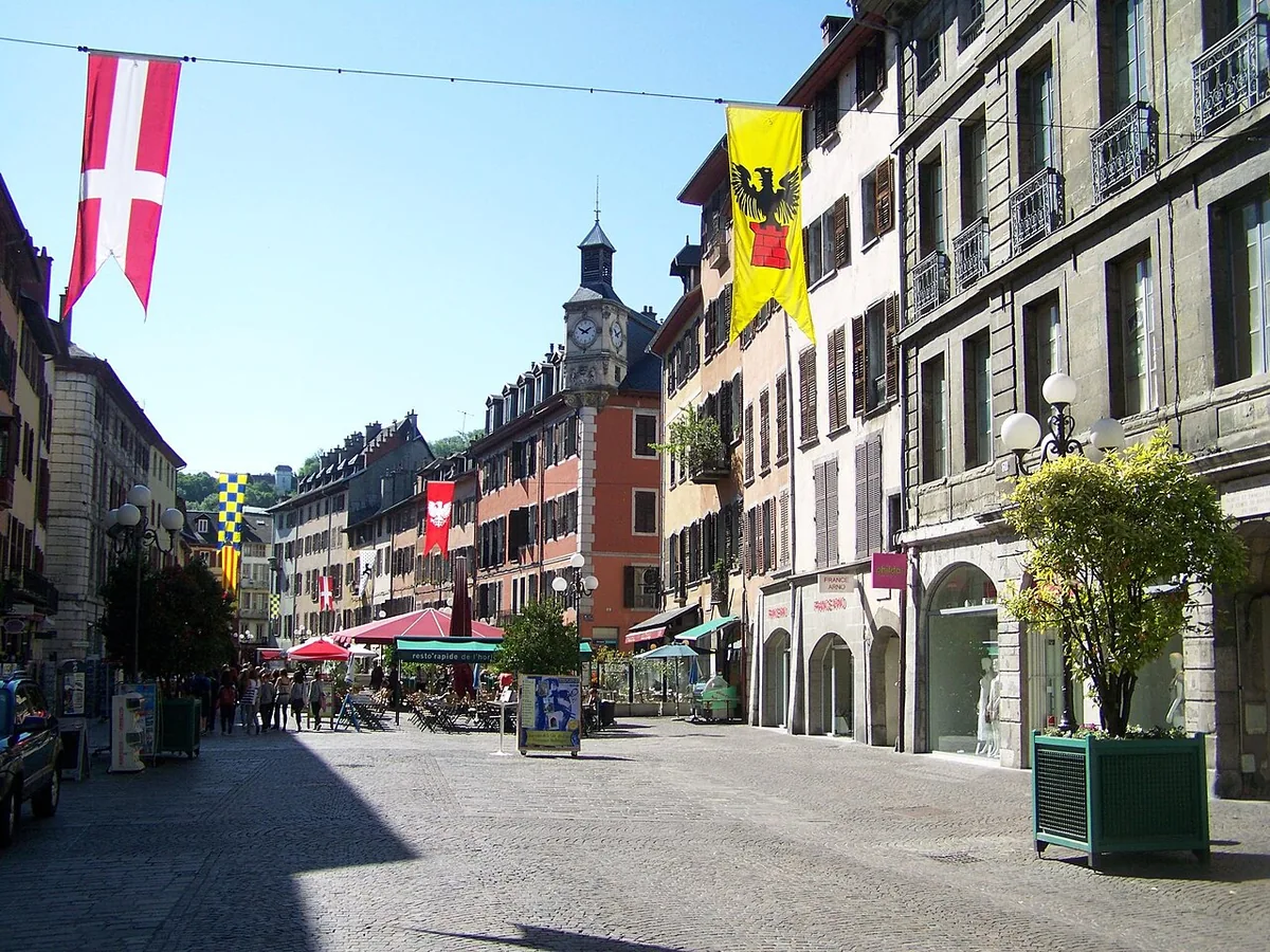 Chambery, France. Photo: Florian Pépellin (CC BY-SA 3.0); resized and converted to WebP.