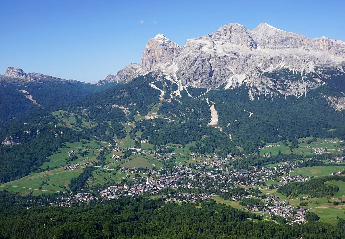 Cortina d'Ampezzo, Italy. Photo: kallerna (CC BY-SA 4.0); resized and converted to WebP.