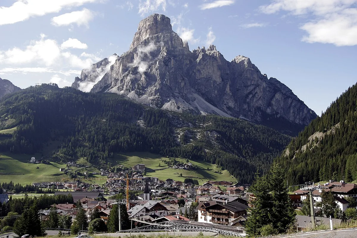 Corvara in Badia, Italy. Photo: Kuebi (CC BY-SA 3.0); resized and converted to WebP.