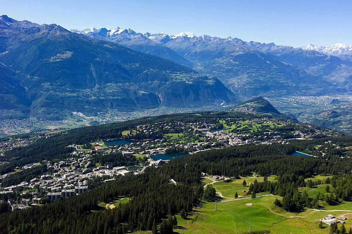 Crans-Montana, Switzerland. Photo: Crans-Montana-Communication (CC BY-SA 4.0); resized and converted to WebP.