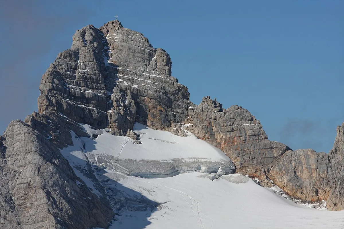 Dachstein, Austria. Photo: Ewald Gabardi (CC BY-SA 3.0); resized and converted to WebP.