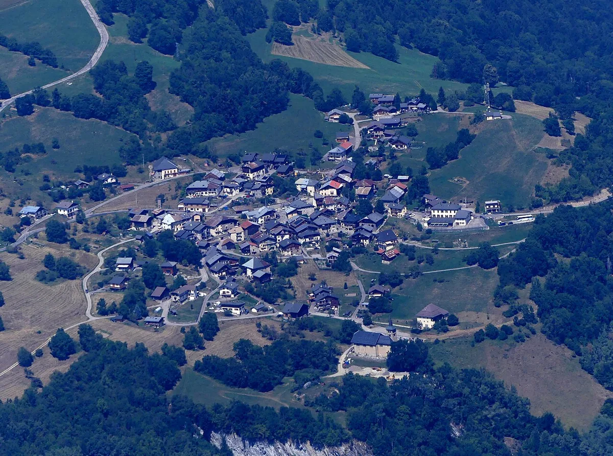Doucy, France. Photo: Florian Pépellin (CC BY-SA 4.0); resized and converted to WebP.