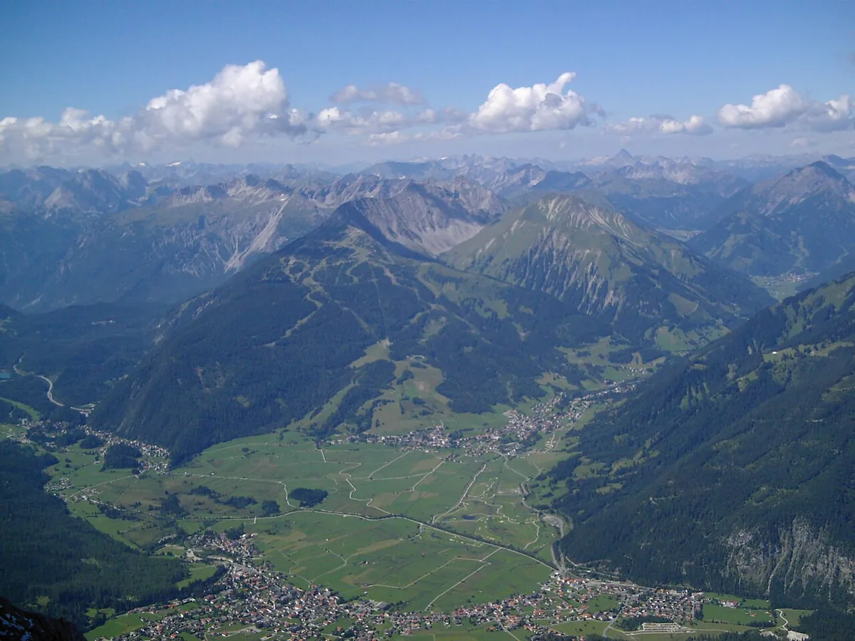 Ehrwald, Austria. Photo: A.Lehr (CC BY-SA 3.0); resized and converted to WebP.