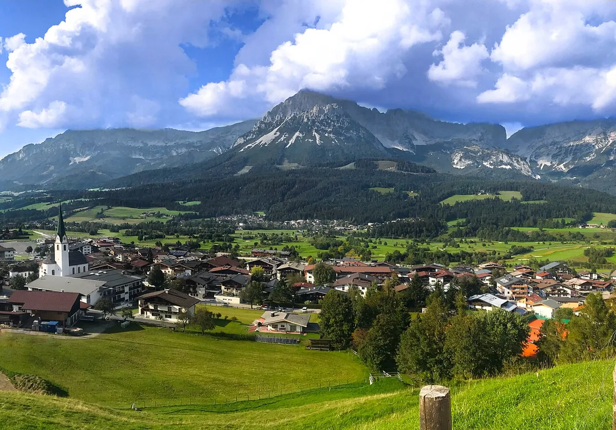 Ellmau, Austria. Photo: Deborah Sulovsky (CC BY-SA 4.0); resized and converted to WebP.
