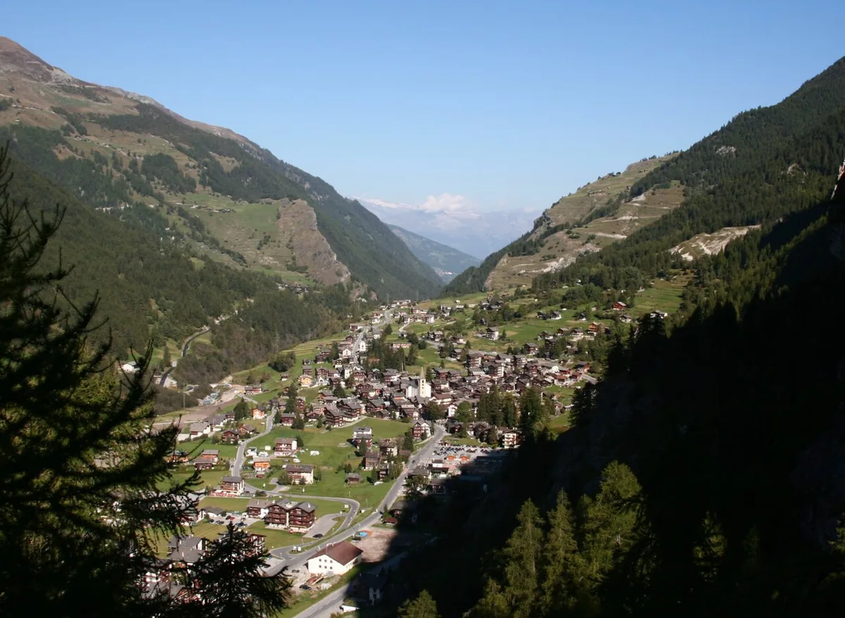 Evolène, Switzerland. Photo: 100zax (CC BY-SA 3.0); resized and converted to WebP.