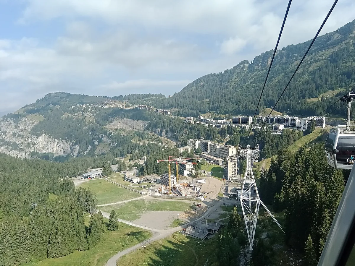 Flaine, France. Photo: Rémih (CC BY-SA 4.0); resized and converted to WebP.