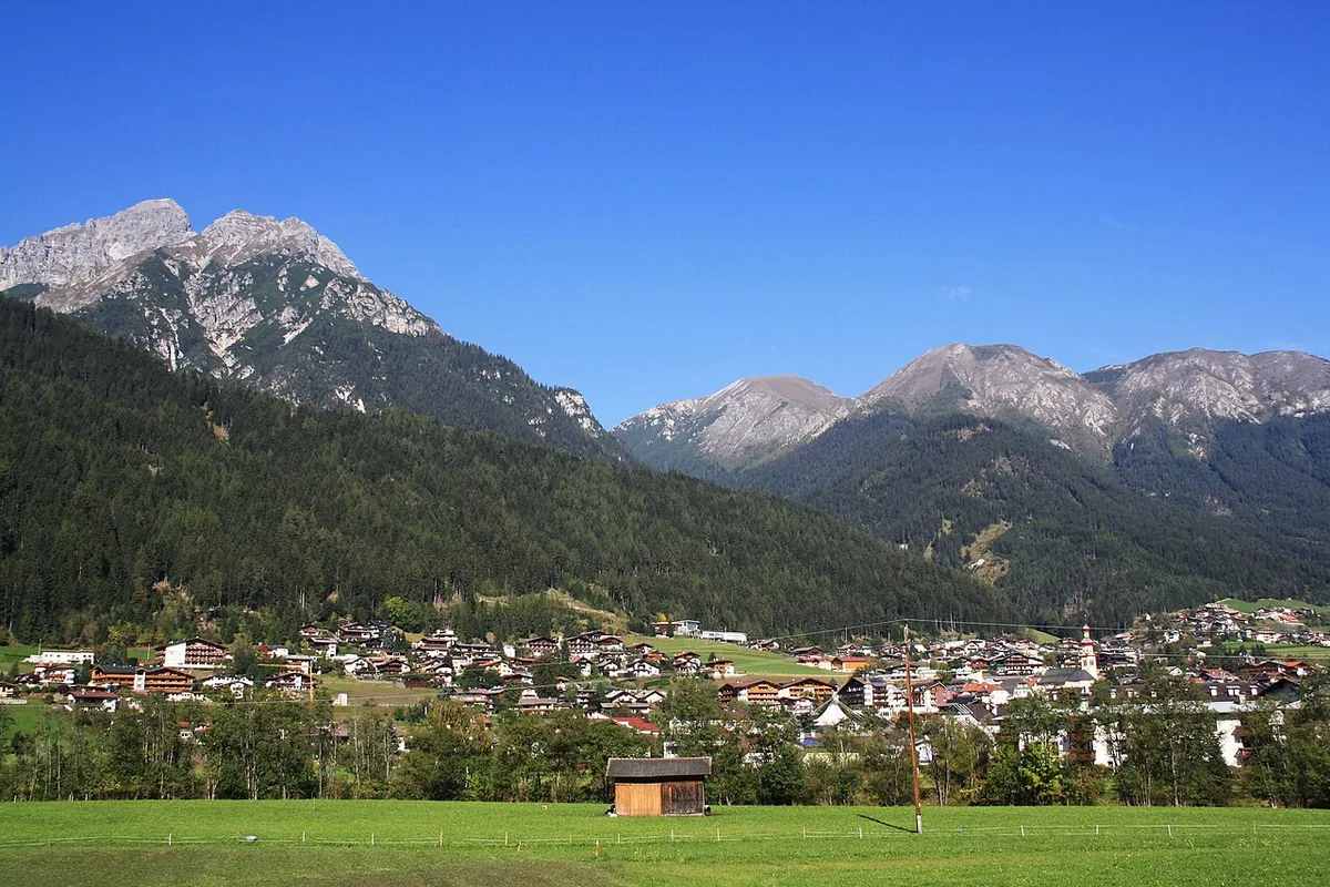 Fulpmes, Austria. Photo: Piergiuliano Chesi (CC BY-SA 3.0); resized and converted to WebP.