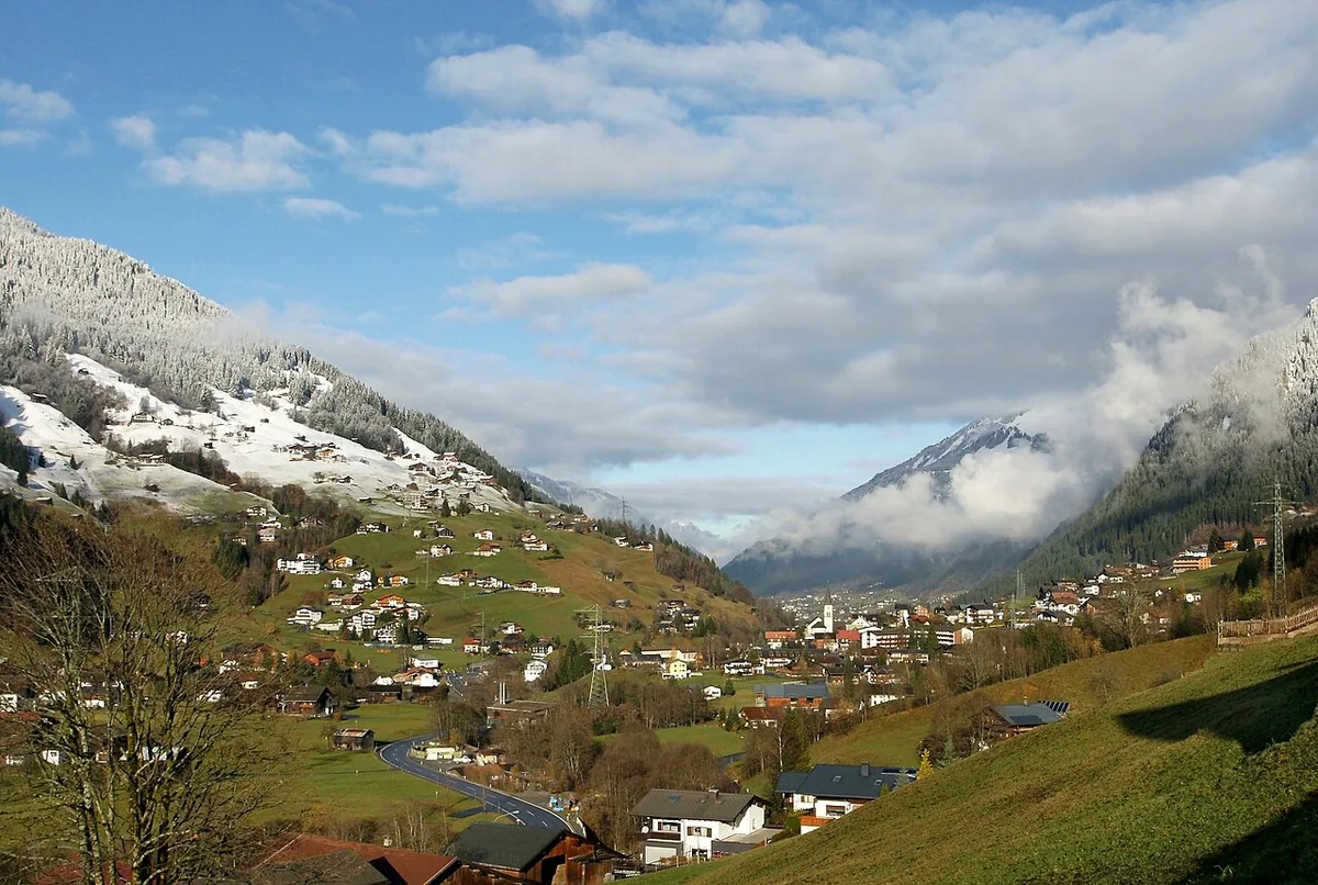 Gaschurn, Austria. Photo: böhringer friedrich (CC BY-SA 2.5); resized and converted to WebP.