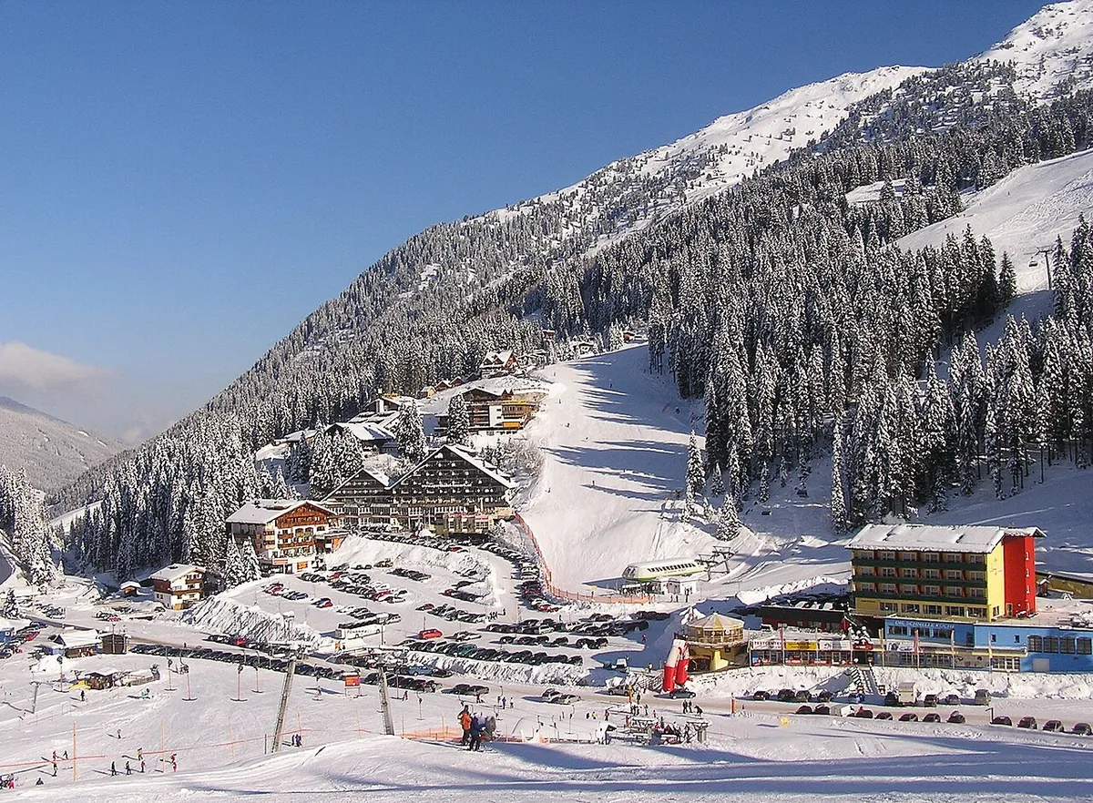 Hochfügen, Austria. Photo: Eiswind (CC BY-SA 3.0); resized and converted to WebP.