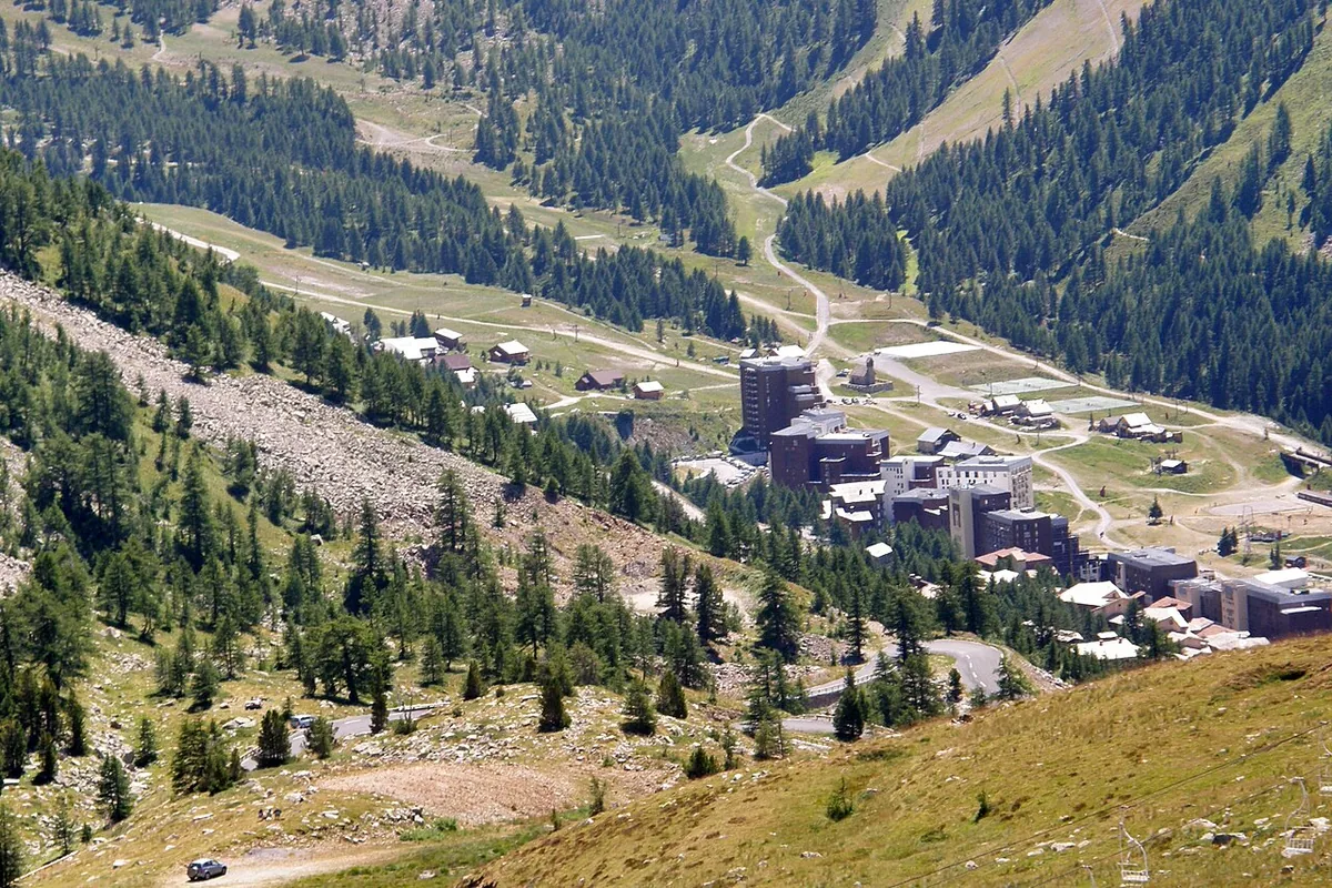 Isola 2000, France. Photo: Bachelot Pierre J-P (CC BY-SA 3.0); resized and converted to WebP.