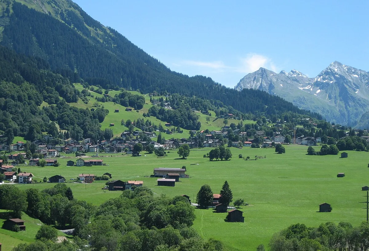 Klosters, Switzerland. Photo: Adrian Michael (CC BY-SA 3.0); resized and converted to WebP.