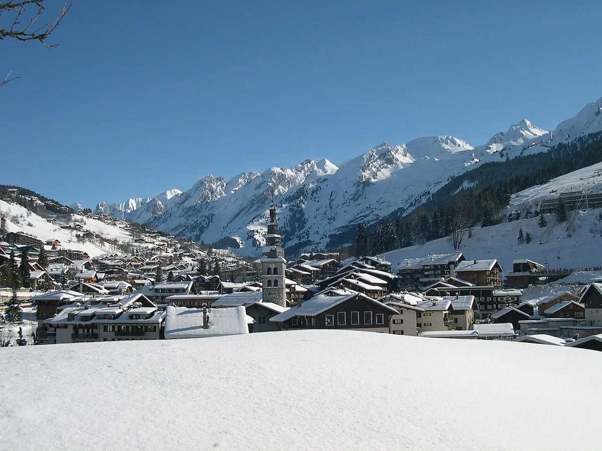 La Clusaz, France. Photo: Vigorin at French Wikipedia (CC BY-SA 3.0); resized and converted to WebP.
