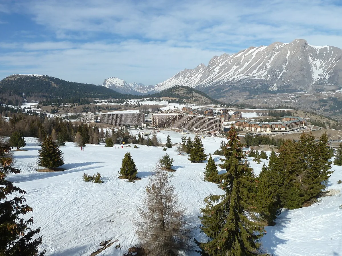 La Joue du Loup, France. Photo: Gonioul (CC BY-SA 3.0); resized and converted to WebP.