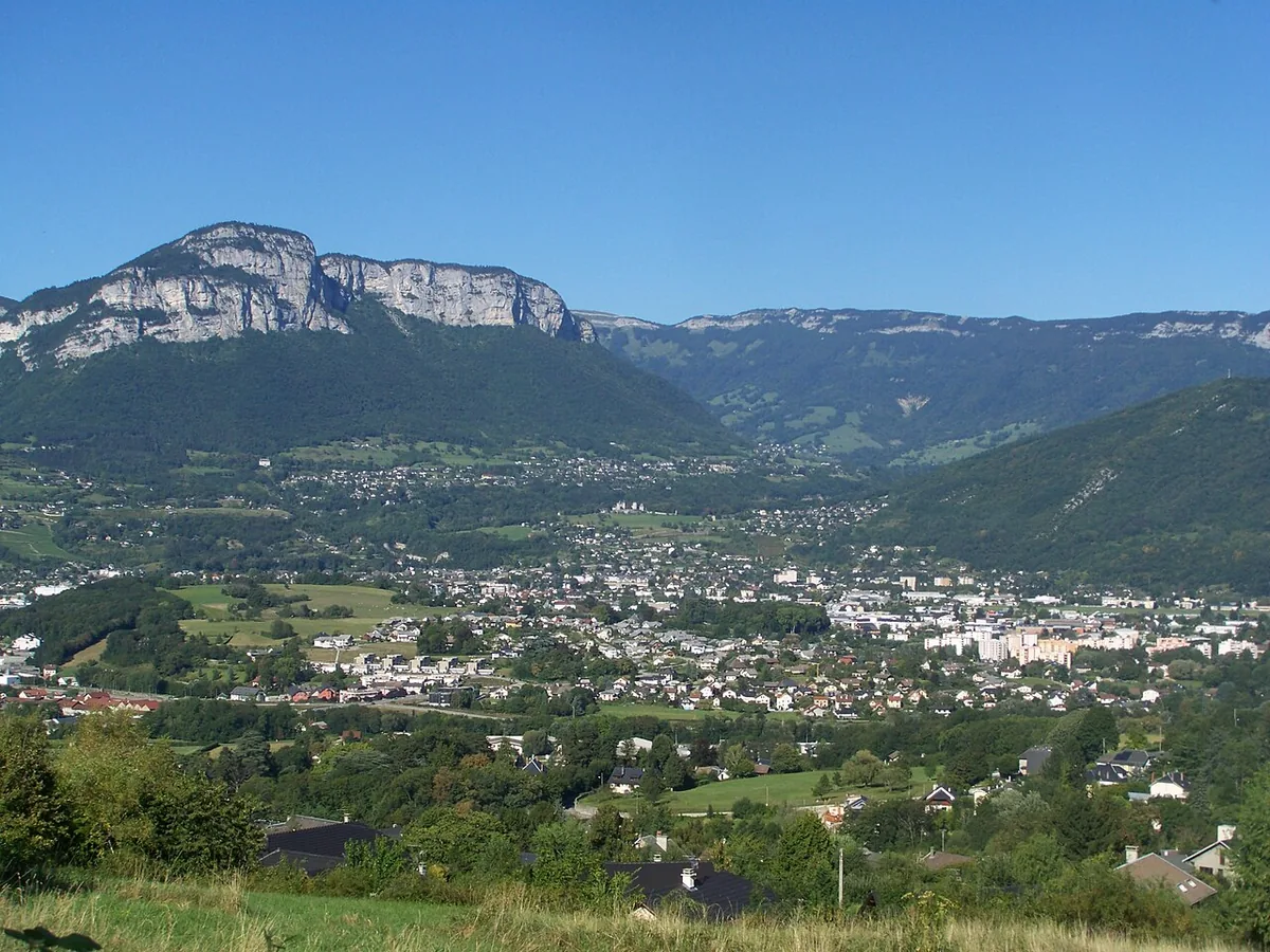 La Ravoire, France. Photo: Florian Pépellin (CC BY-SA 3.0); resized and converted to WebP.