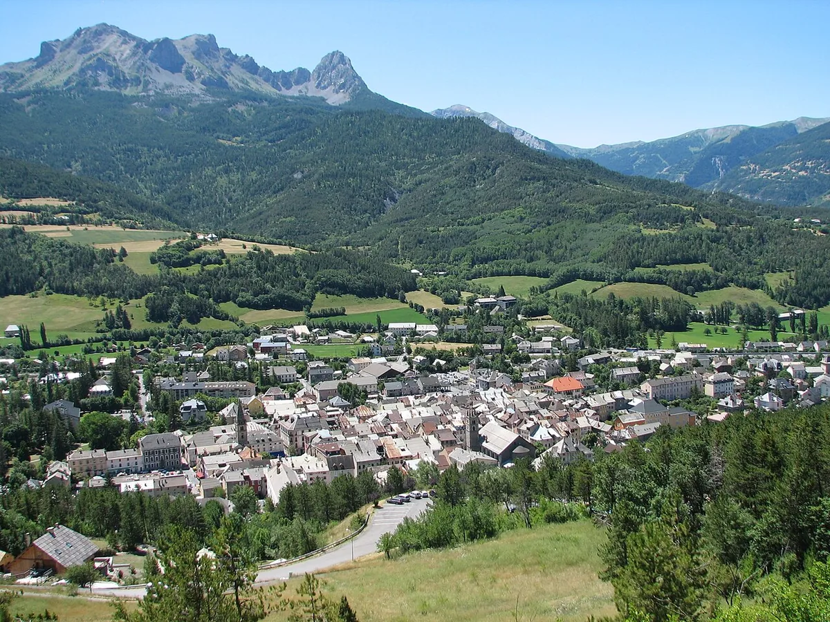 Le Sauze, France. Photo: Speculos (CC BY-SA 3.0); resized and converted to WebP.