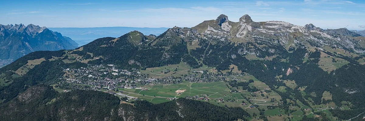 Leysin, Switzerland. Photo: Christian David (CC BY-SA 4.0); resized and converted to WebP.