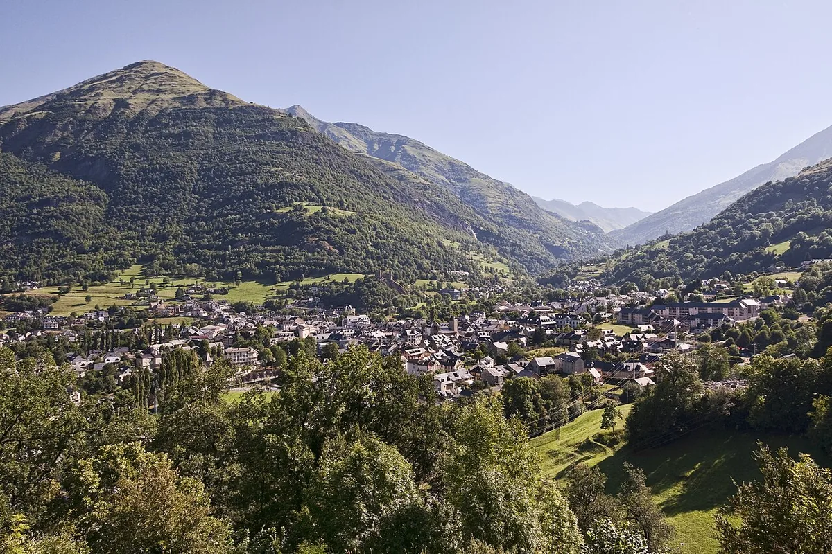 Luz St Sauveur, France. Photo: Jean-Christophe BENOIST (CC BY 3.0); resized and converted to WebP.