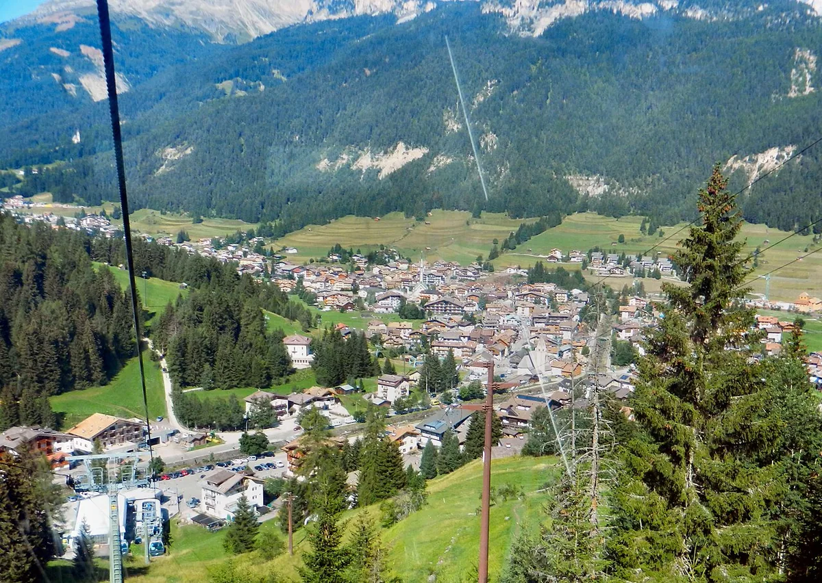 Pera di Fassa, Italy. Photo: Bbruno (CC BY-SA 3.0); resized and converted to WebP.