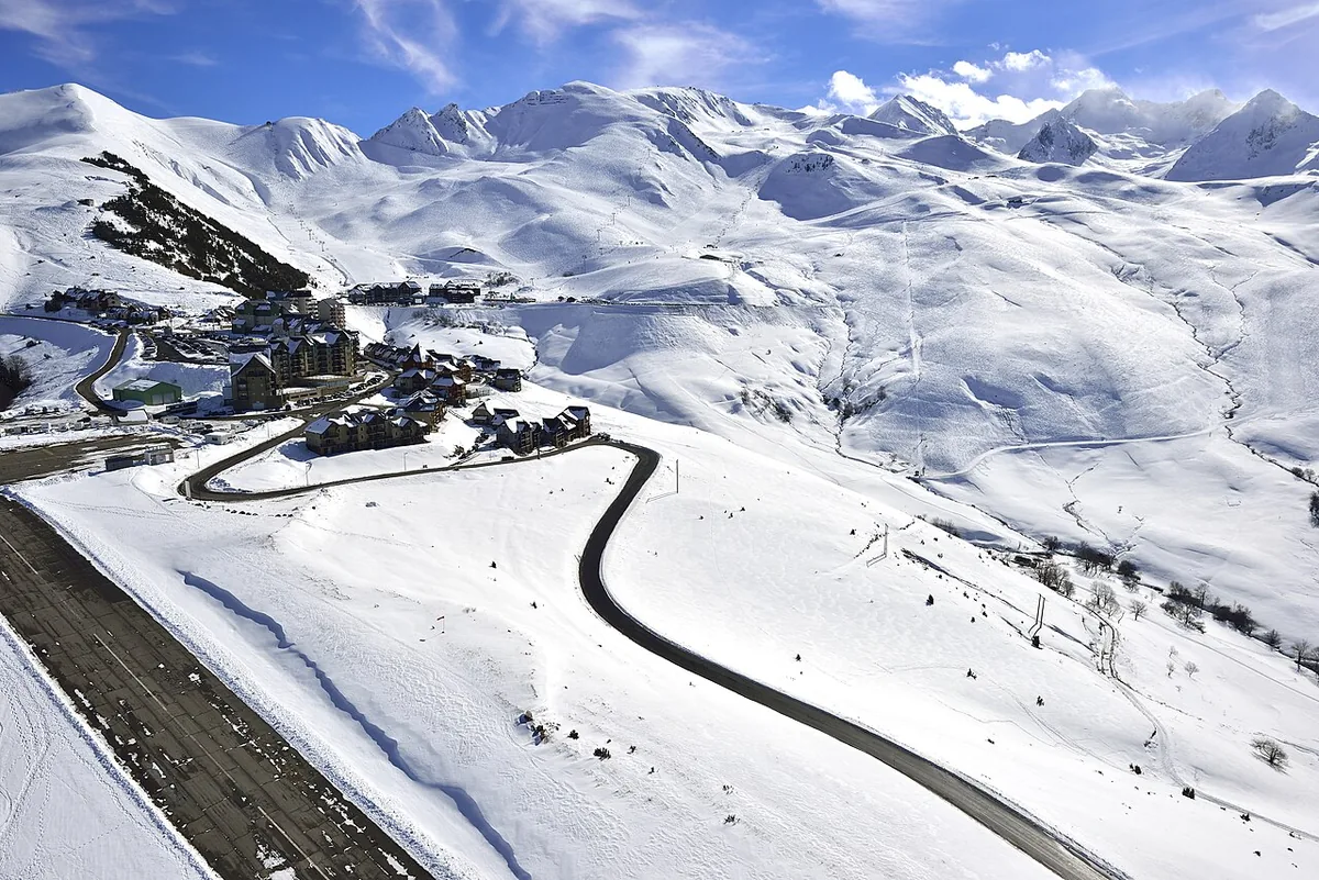 Peyragudes, France. Photo: Peyragudes (CC BY-SA 4.0); resized and converted to WebP.