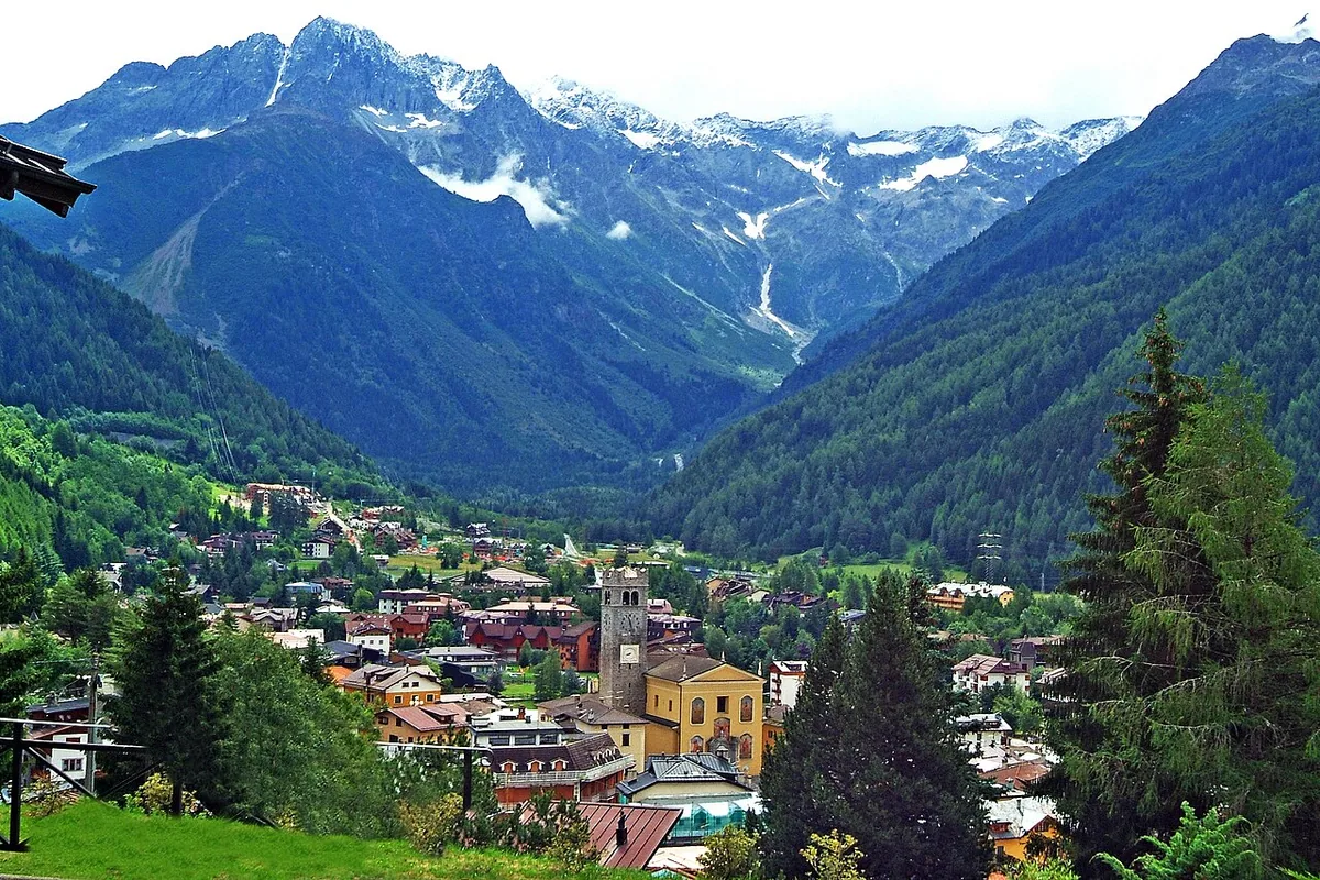 Ponte di legno, Italy. Photo: Gregorini Demetrio (CC BY-SA 3.0); resized and converted to WebP.
