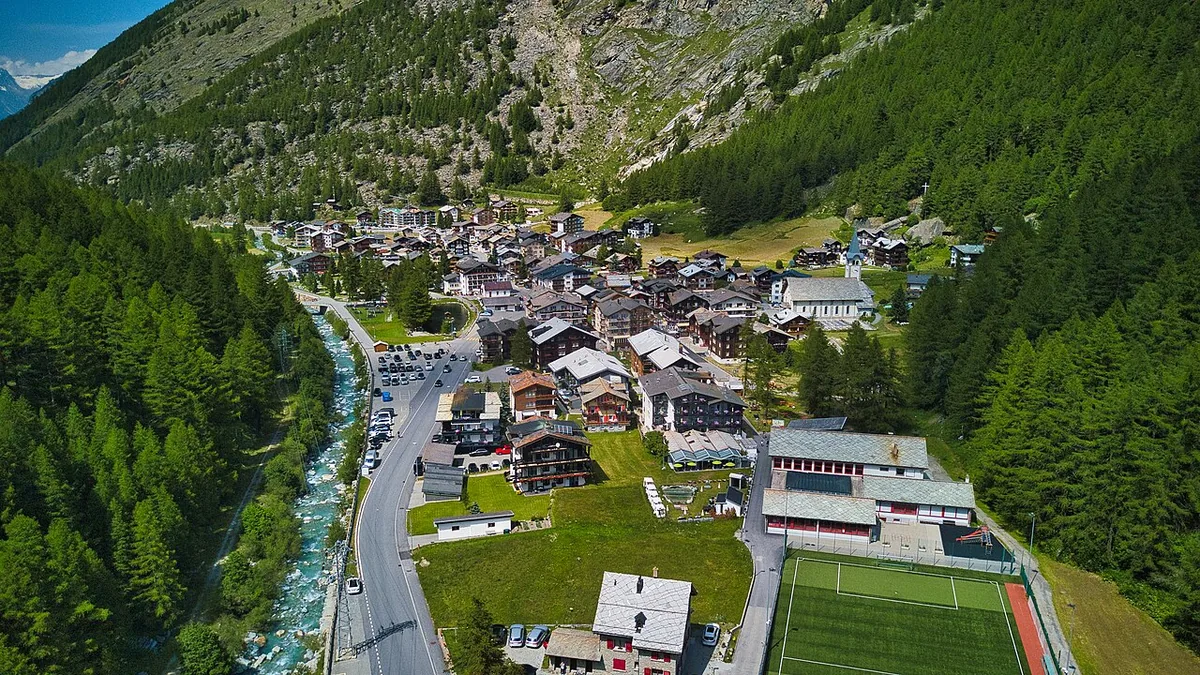 Saas Almagell, Switzerland. Photo: Daniel Reust (CC BY-SA 4.0); resized and converted to WebP.