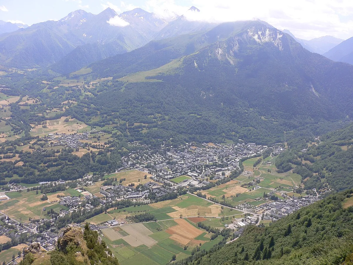 Saint-Lary-Soulan, France. Photo: Lanzonnet (Public domain); resized and converted to WebP.