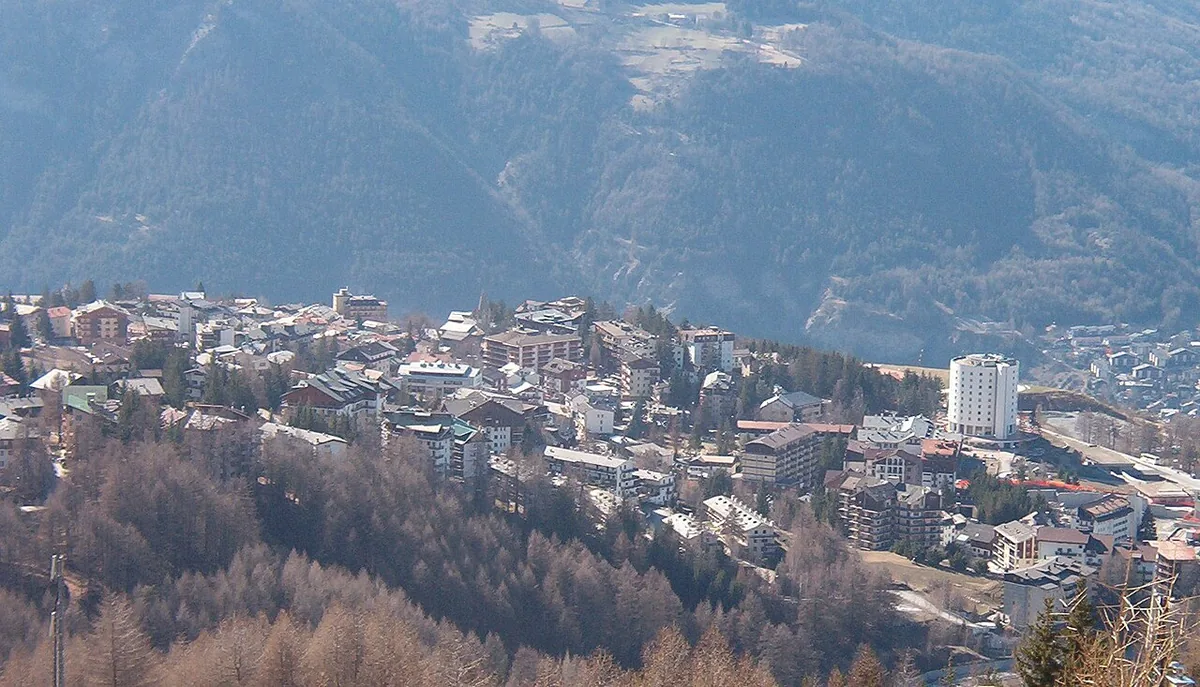 Sauze d'Oulx, Italy. Photo: Franco56 (CC BY-SA 3.0); resized and converted to WebP.