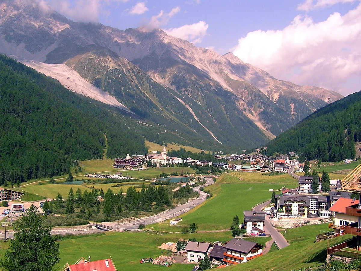 Sulden, Italy. Photo: Kuebi (CC BY-SA 3.0); resized and converted to WebP.