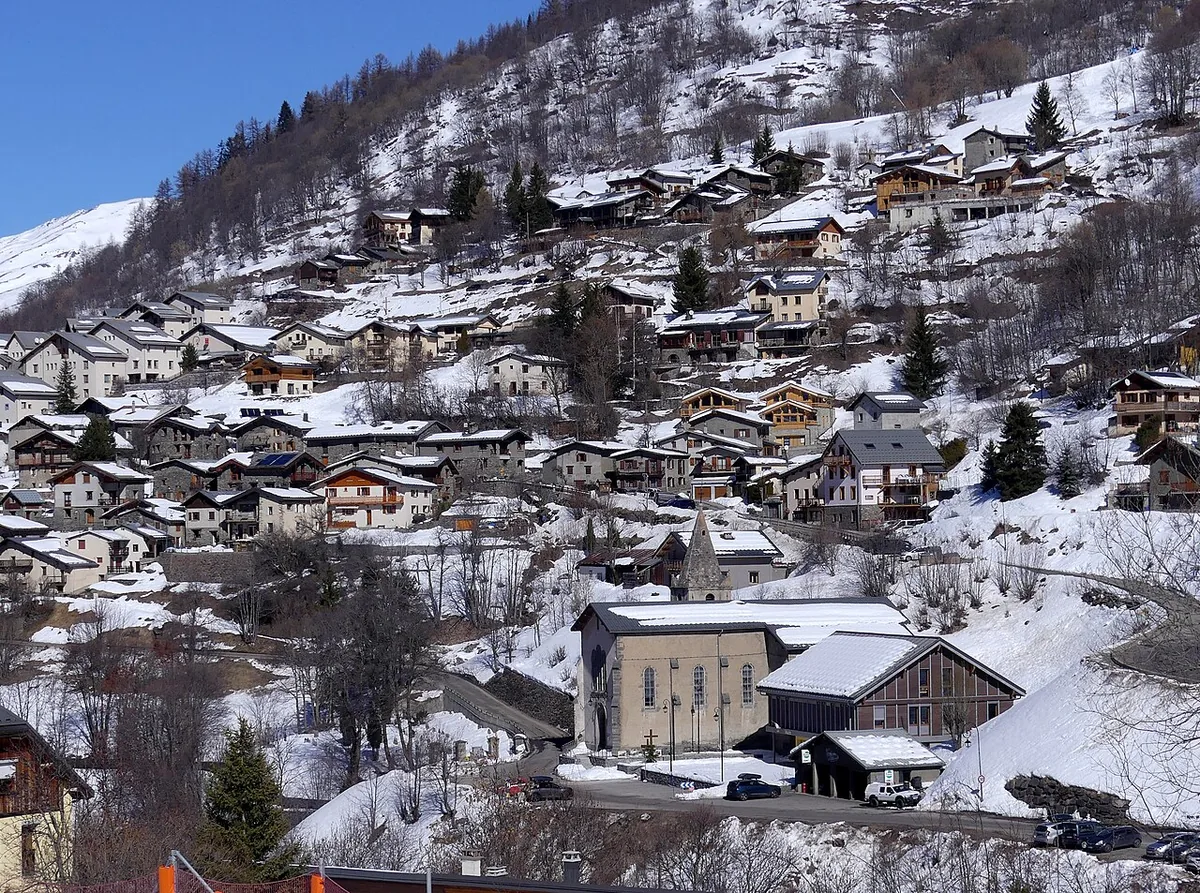 Valmeinier, France. Photo: Florian Pépellin (CC BY-SA 4.0); resized and converted to WebP.