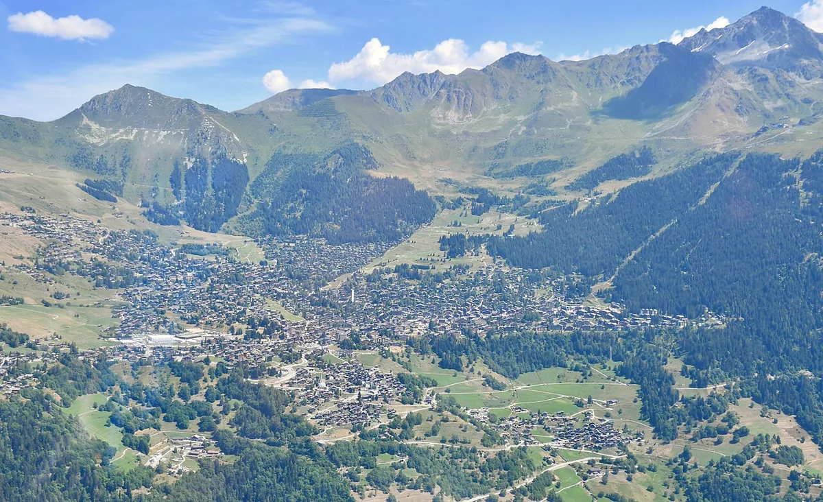 Verbier, Switzerland. Photo: Jérémy Toma (CC BY-SA 4.0); resized and converted to WebP.