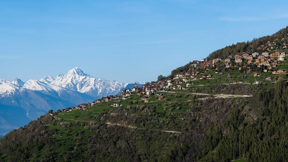 Veysonnaz, Switzerland. Photo: Christian David (CC BY-SA 4.0); resized and converted to WebP.