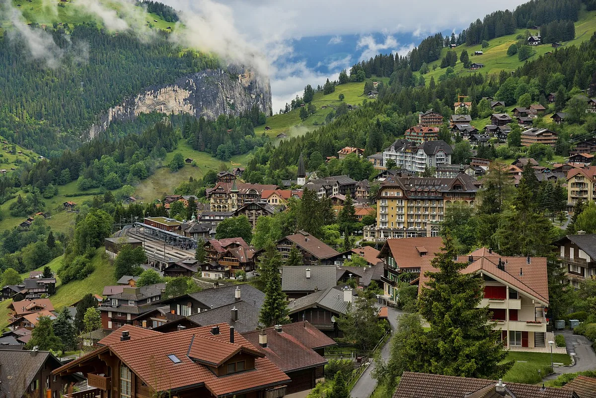 Wengen, Switzerland. Photo: chensiyuan (CC BY-SA 4.0); resized and converted to WebP.